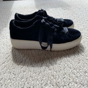 ❌ SOLD ❌ EUC Steve Madden black velour platform sneakers